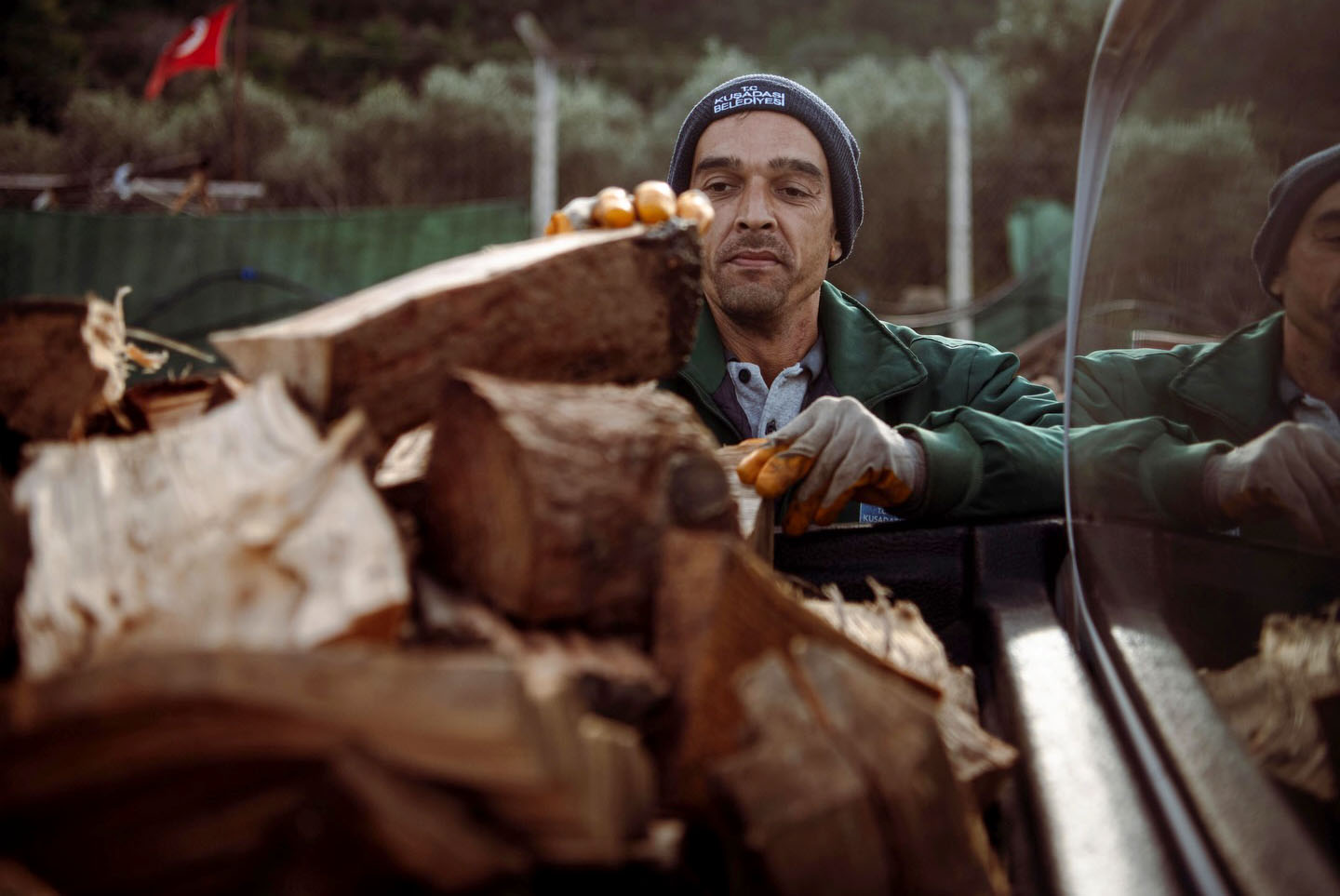 KUŞADASI’NDA AĞAÇ ATIKLARI İHTİYAÇ SAHİPLERİ İÇİN KARA KIŞTA YAKACAĞA DÖNÜŞÜYOR