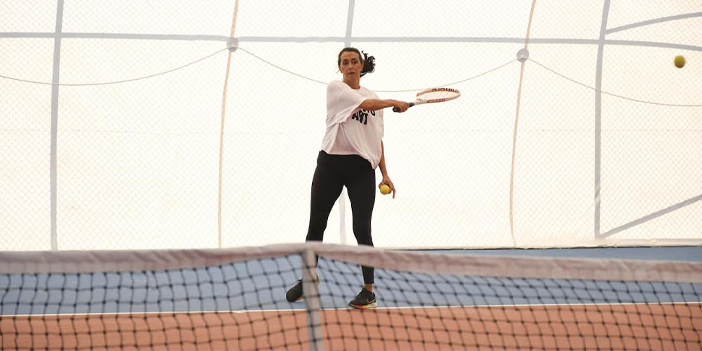 KUŞADASI’NDA RAKETLER BU KEZ EMEKLİLERİN ELİNDE