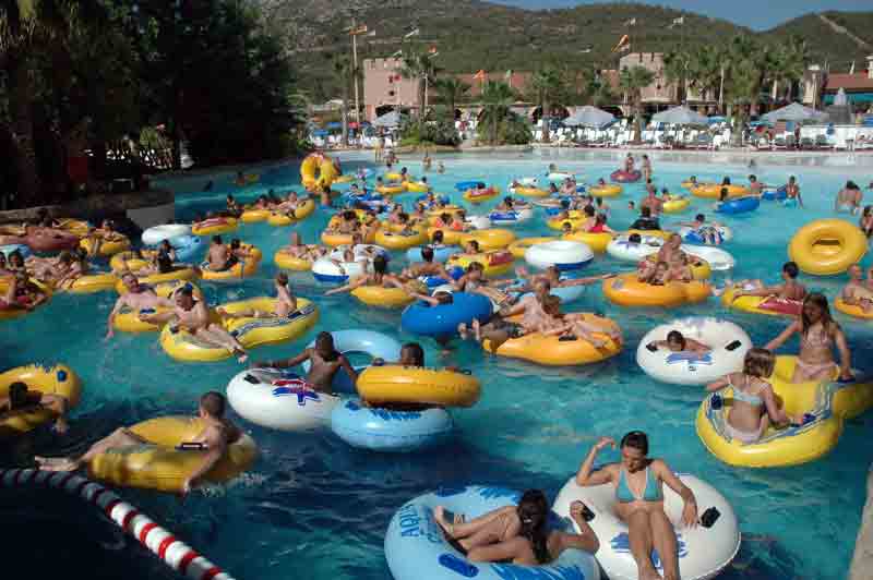 Su parkları ve plajlar tıklım tıklım