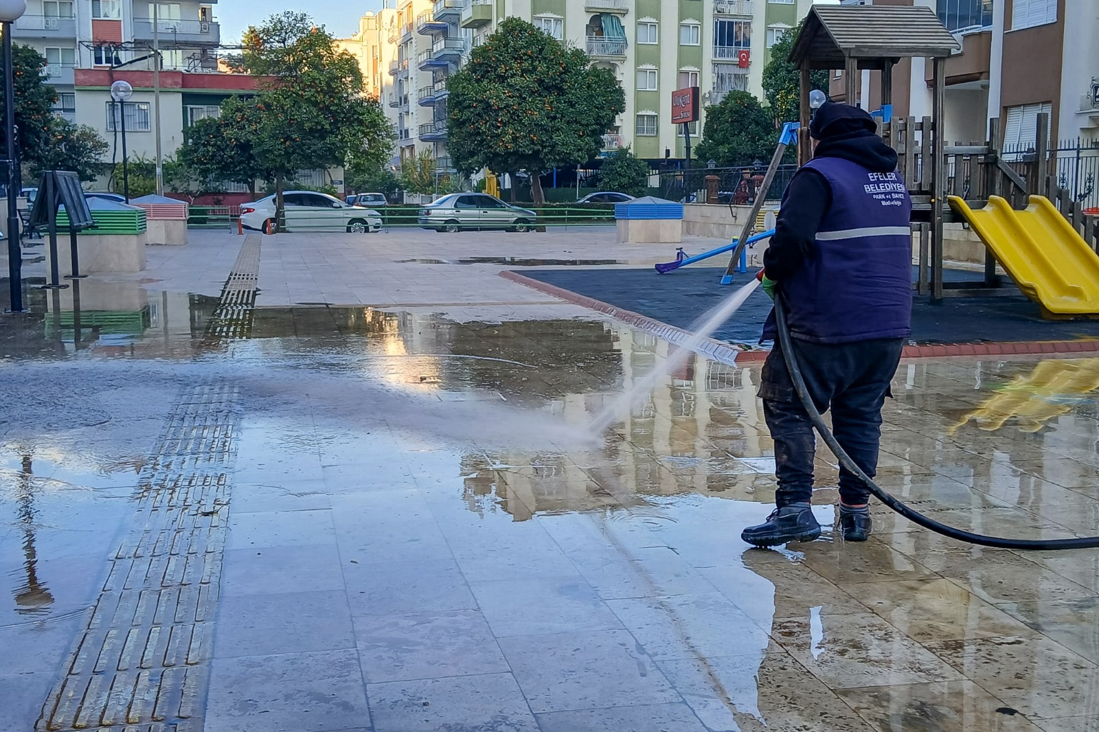 ÇOCUKLAR GÜVENLE OYNASIN DİYE EFELER’DE PARKLAR TERTEMİZ