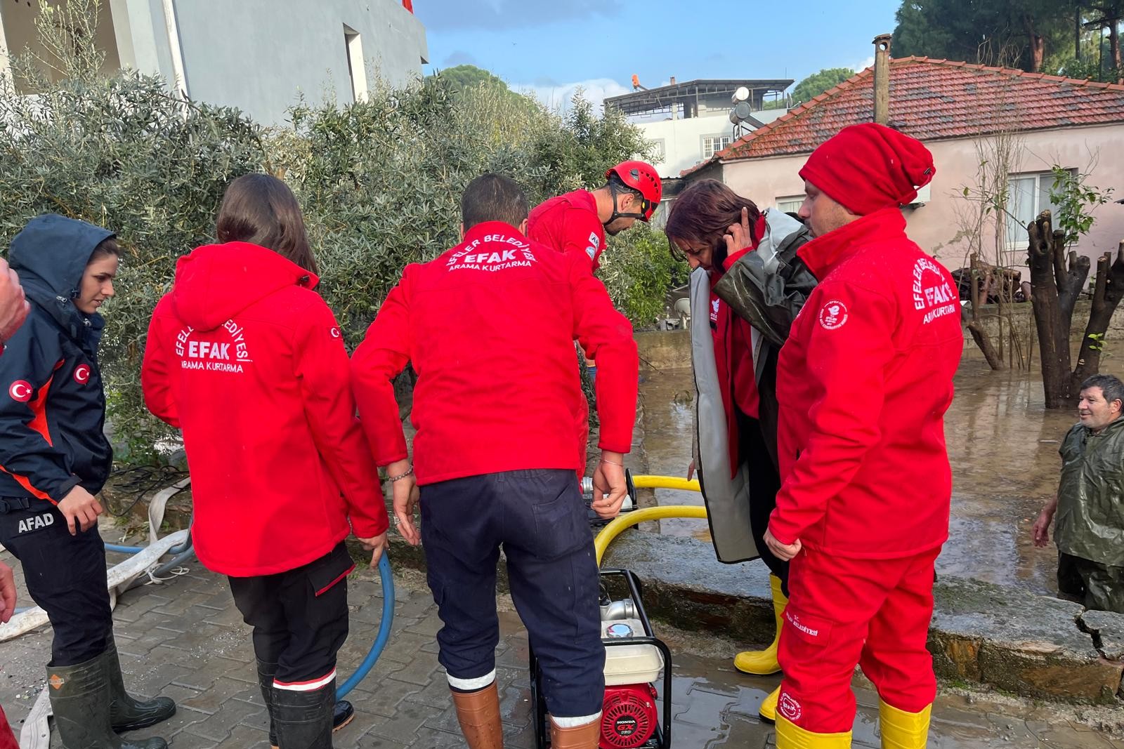 BAŞKAN YETİŞKİN’DEN SÖKE’YE DESTEK... EFAK EKİPLERİ BÖLGEYE SEVK EDİLDİ