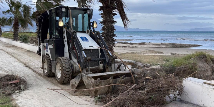 KUŞADASI BELEDİYESİ SAĞANAK YAĞIŞIN İZLERİNİ TEMİZLEMEYE DEVAM EDİYOR