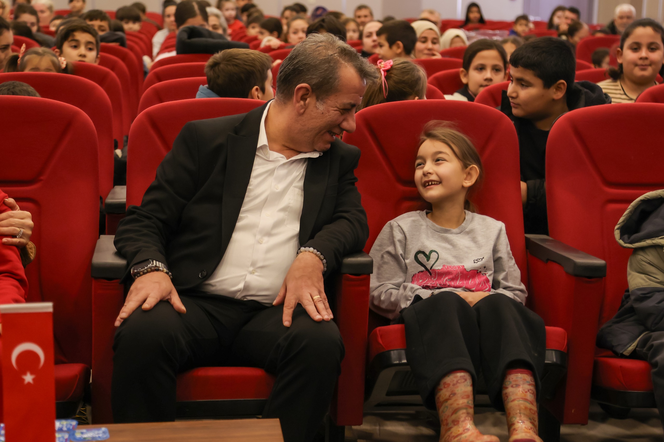 BAŞKAN YETİŞKİN ÇOCUKLARLA AYNI SALONU PAYLAŞTI