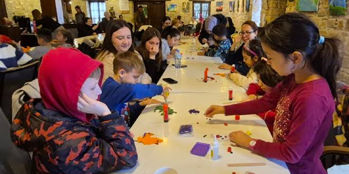 MİNİKLER KENDİ YAPTIKLARI KUKLALARLA HAYAL DÜNYASINA YOLCULUK YAPTI