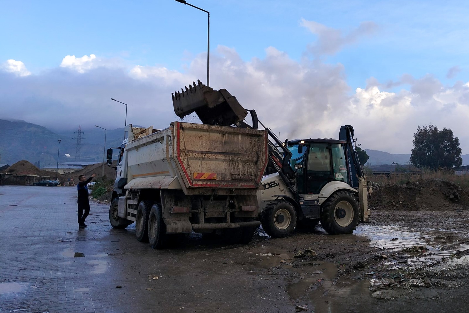 EFELER’İN EKİPLERİ KAMU KURUMUNUN DÖKTÜĞÜ MOLOZLARI TEMİZLEDİ