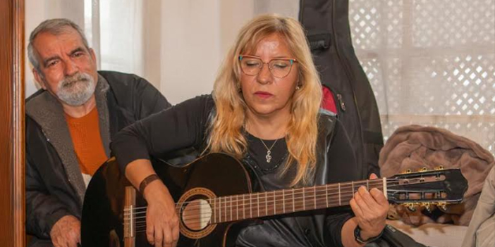 CEM KARACA KUŞADASI’NDA ŞARKILARIYLA ANILDI