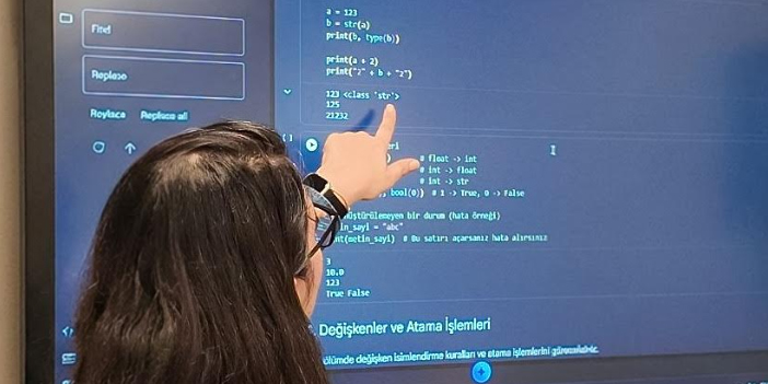 BAŞKAN YETİŞKİN GELECEĞİN TEKNOLOJİSİNİ GENÇLERLE BULUŞTURUYOR