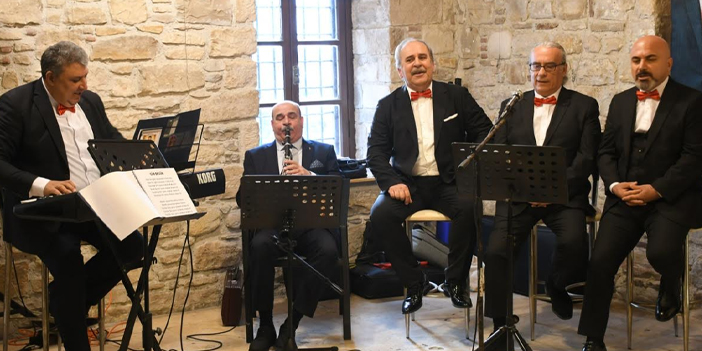 KUŞADASI SEVGİLİLER GÜNÜ’NÜ İBRAMAKİ SANAT GALERİSİ’NDE MÜZİKLE KARŞILADI