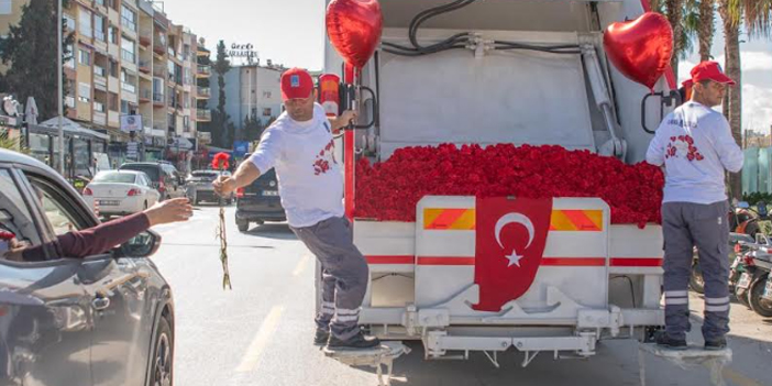 KUŞADASI'NDA ÇÖP KAMYONU SEVGİ DAĞITTI