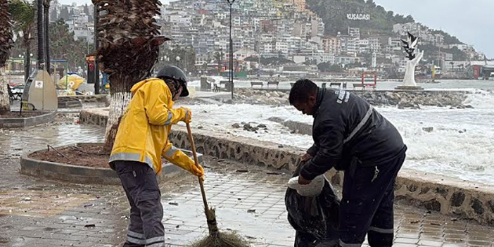 KUŞADASI BELEDİYESİ’NDEN SAĞANAK VE FIRTINA MESAİSİ