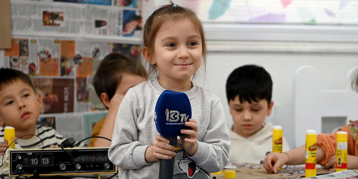 GELECEĞİN SPİKER VE MUHABİRLERİ ÇOCUK GELİŞİM MERKEZİ’NDE MİKROFON BAŞINA GEÇTİ