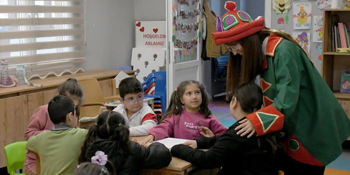 KUŞADASI’NDA ÇOCUKLAR ‘GÖLGE OYUNU’ ETKİNLİĞİ İLE DOYASIYA EĞLENDİ