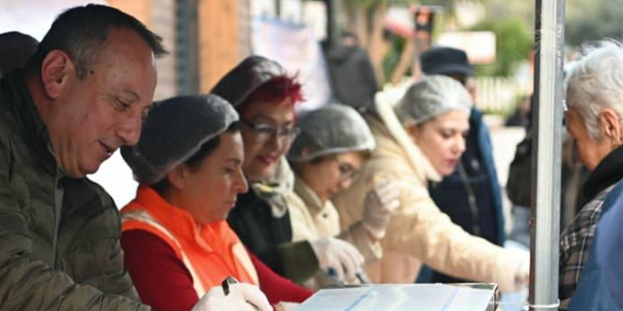 KUŞADASI’NDA RAMAZAN AYININ BEREKETİ PAYLAŞTIKÇA ÇOĞALIYOR