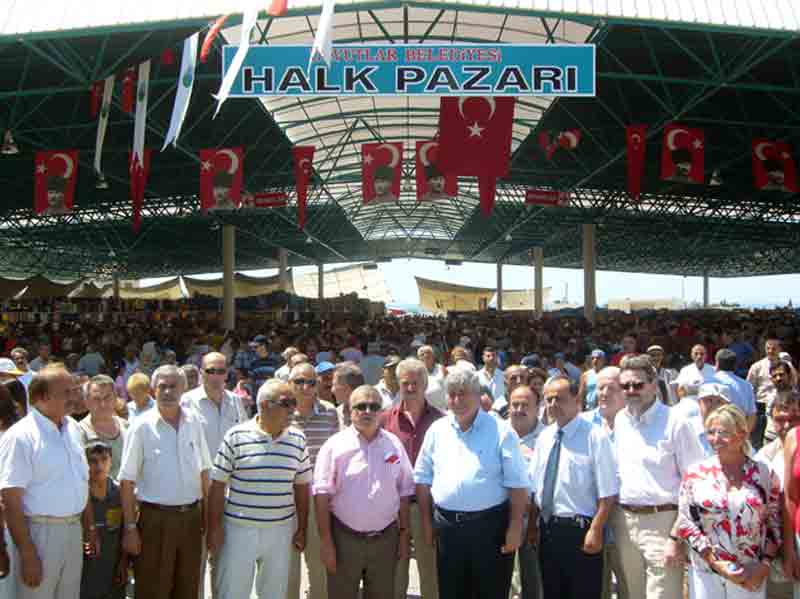 Davutlar’ın uzay çatılı kapalı pazaryeri törenle açıldı