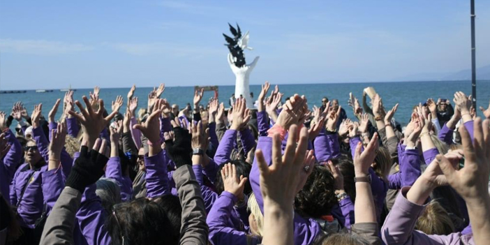 KUŞADASI'NDA 8 MART DÜNYA KADINLAR GÜNÜ COŞKUYLA KUTLANDI