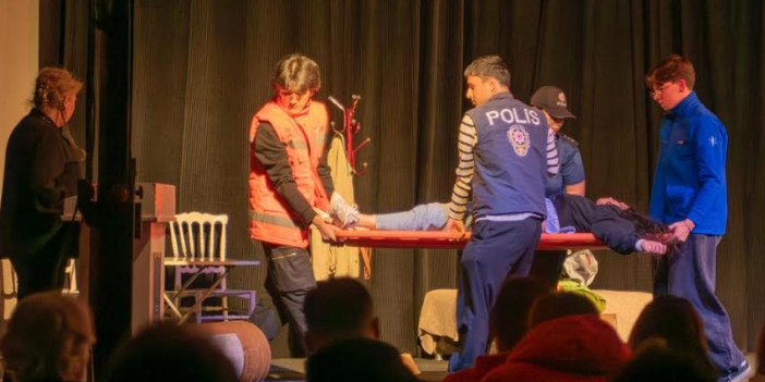 KUŞADASI TİYATRO GÜNLERİ BAŞLADI