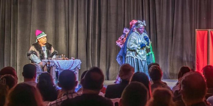 KUŞADASI TİYATRO GÜNLERİ’NDE KAHKAHA DOLU ANLAR YAŞANDI