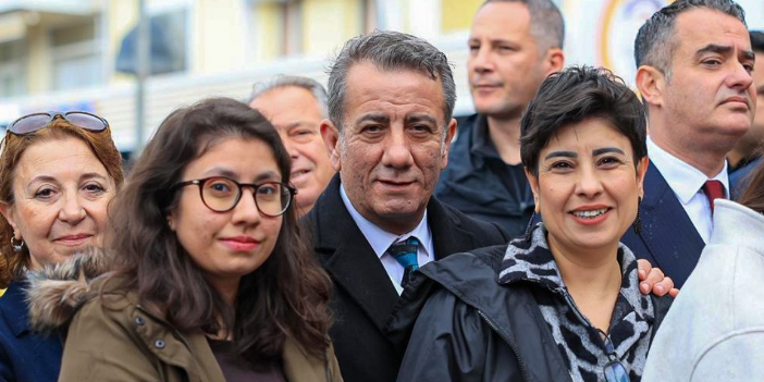 BAŞKAN ANIL YETİŞKİN İLE CHP LİDERİ ÖZEL DEMOKRASİ MİTİNGİNDE YAN YANA