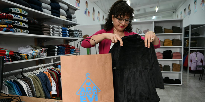 KUŞADASI’NDA DAYANIŞMA KÜLTÜRÜ ‘ADA KIYAFET EVİ’ İLE DAHA DA BÜYÜDÜ