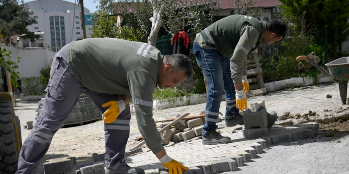KUŞADASI'NDA SEZON MESAİSİ: BELEDİYE YOL TAMİRATLARINA HIZ VERDİ