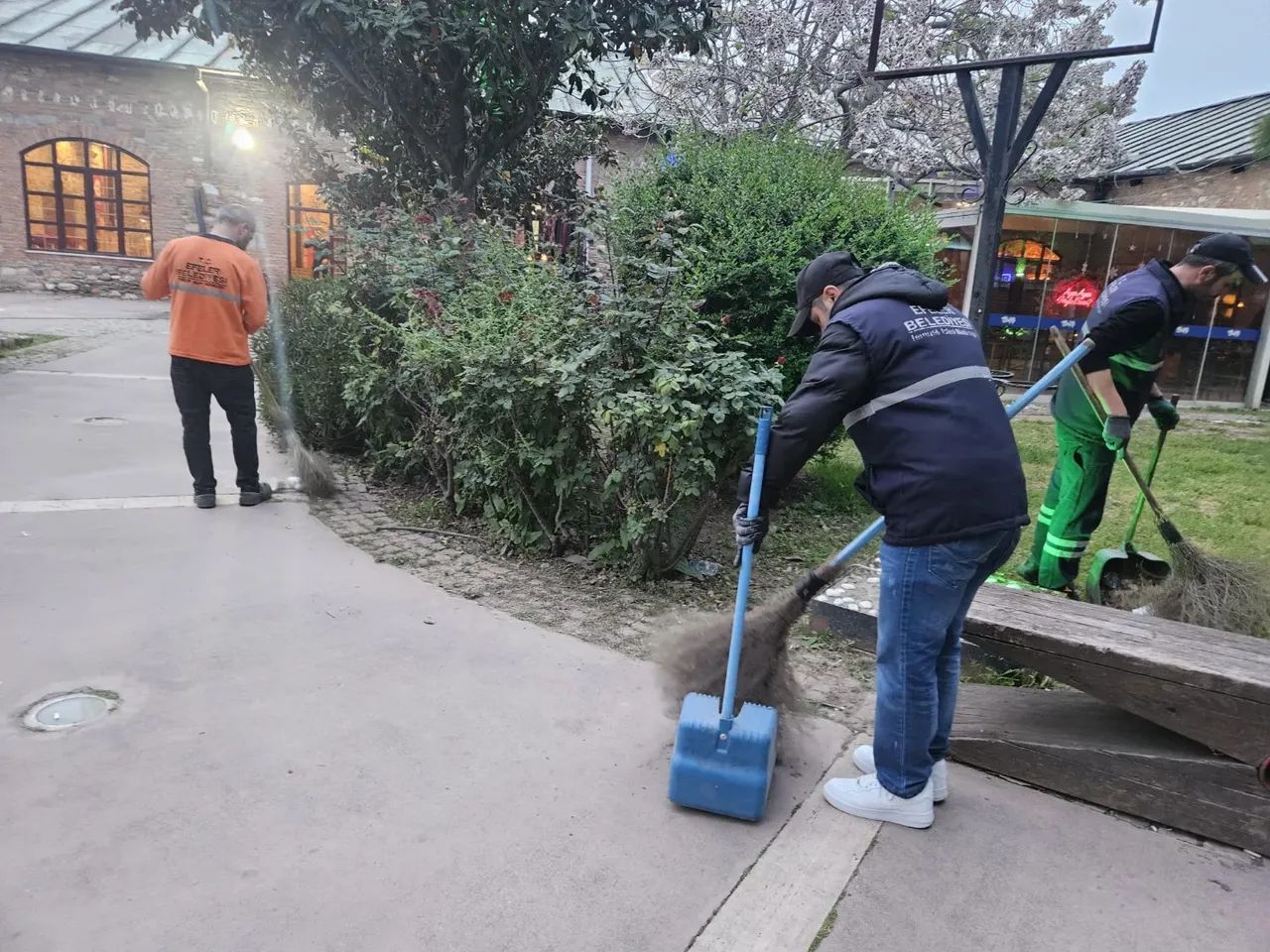 EFELER BELEDİYESİ BASIN AÇIKLAMASI SONRASI NEVZAT BİÇER PARKI’NI PIRIL PIRIL YAPTI