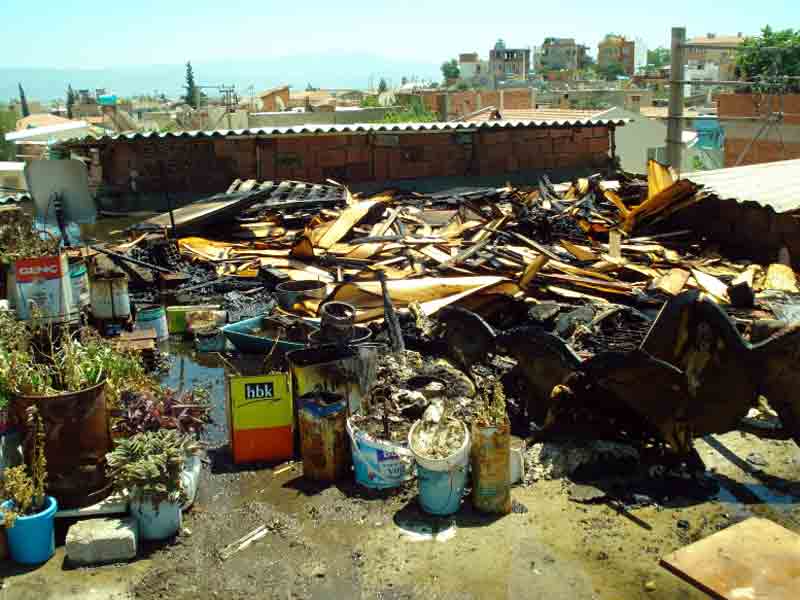 Söke’de çatıda yanan kışlık odunlar paniğe neden oldu