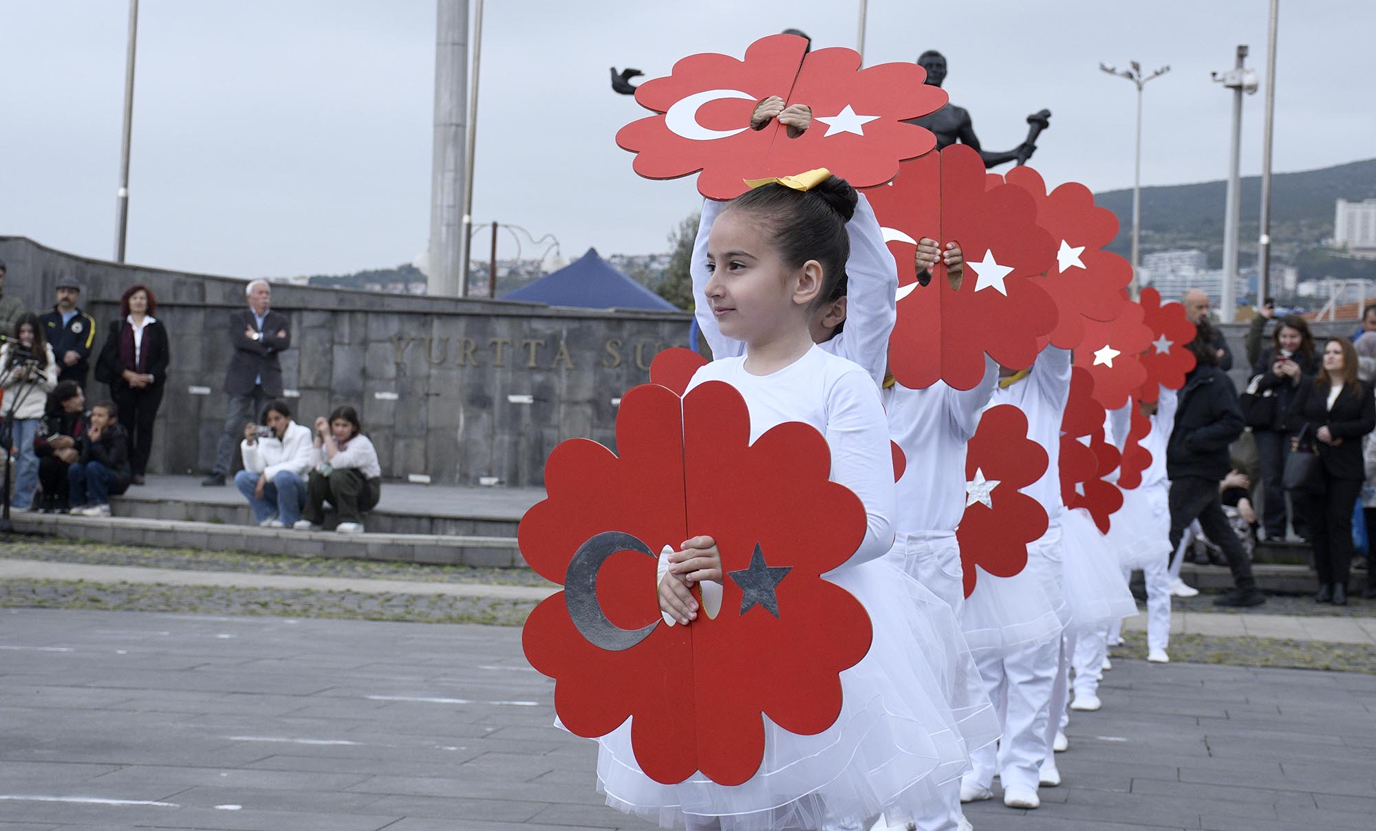 KUŞADASI’NDA 23 NİSAN ULUSAL EGEMENLİK VE ÇOCUK BAYRAMININ COŞKUYLA KUTLANDI