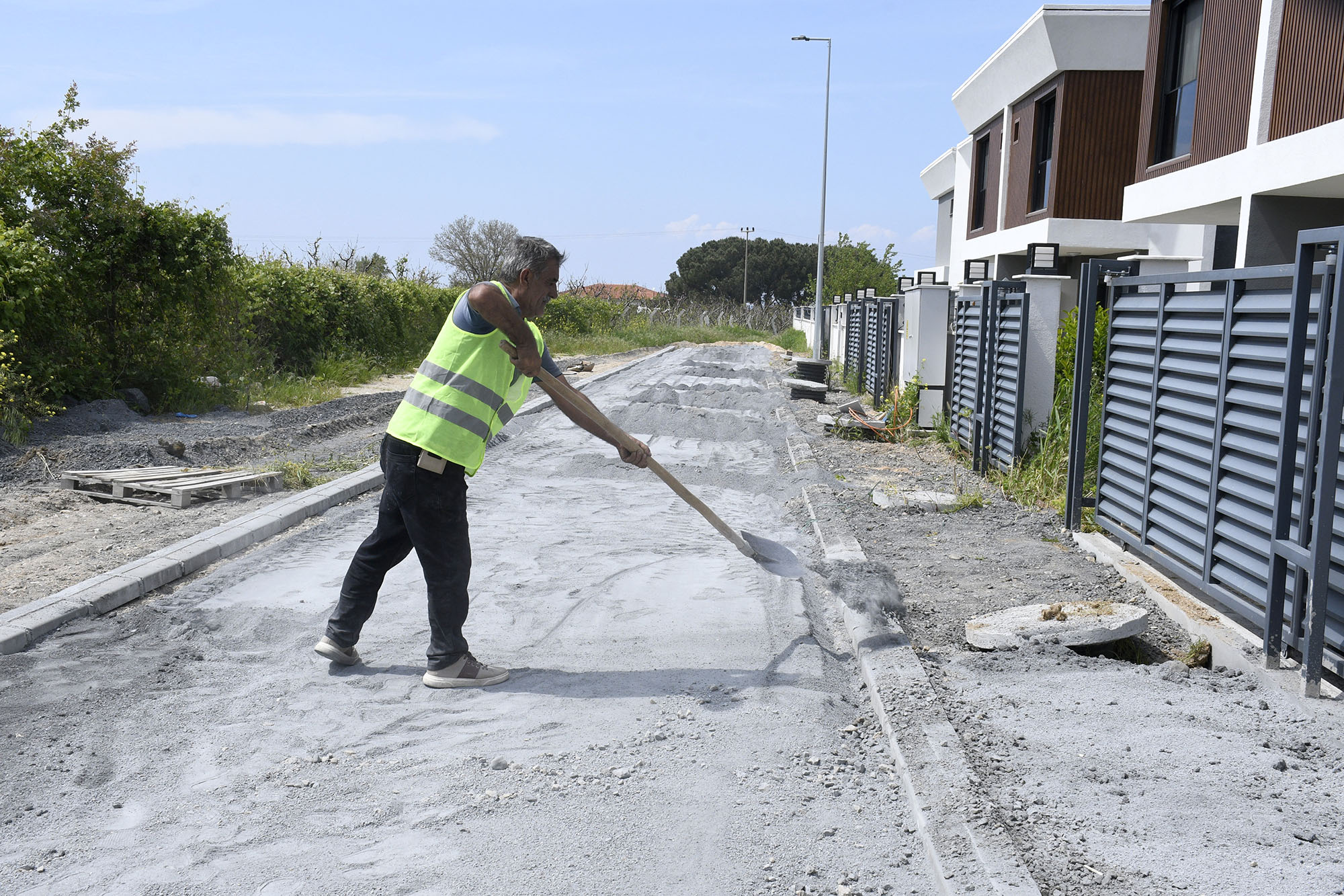 KUŞADASI BELEDİYESİ’NDEN DAVUTLAR MAHALLESİ’NE KESİNTİSİZ HİZMET