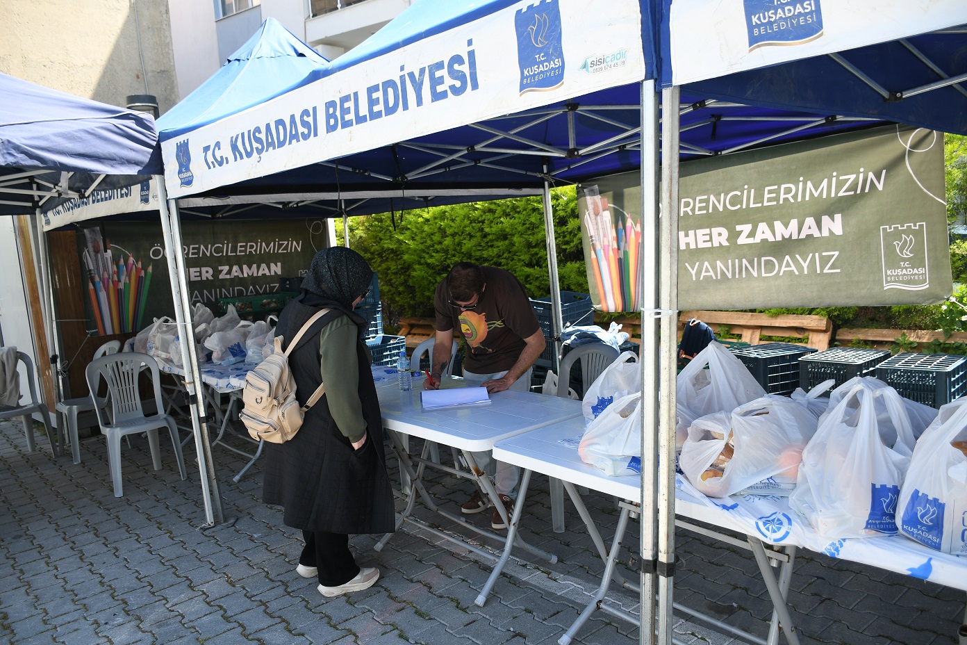 KUŞADALI ÇOCUKLAR BESLENME ÇANTASI DESTEĞİ İLE OKULA MUTLU BAŞLIYOR