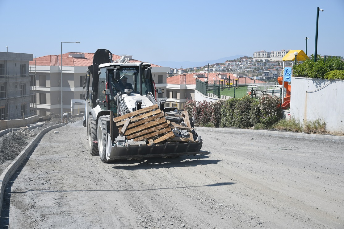 KUŞADASI BELEDİYESİ YOL ÇALIŞMALARINA HIZ KESMEDEN DEVAM EDİYOR