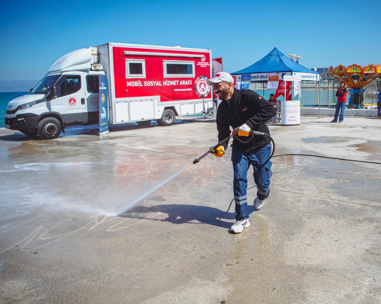 KUŞADASI BELEDİYESİ’NDEN SAHİL BANDINDA YOĞUN MESAİ
