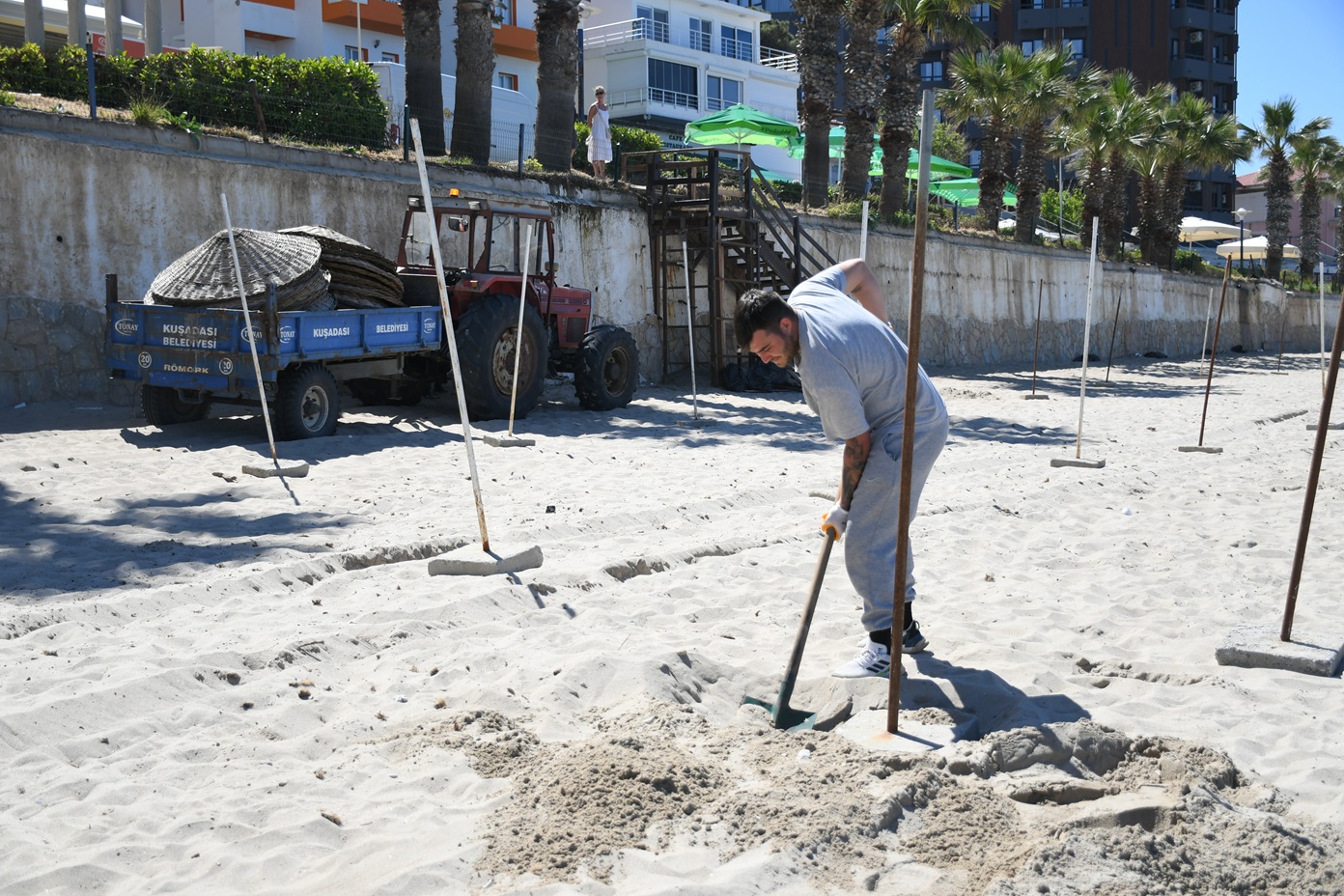 KUŞADASI PLAJLARINDA SEZON HAZIRLIĞI BAŞLADI