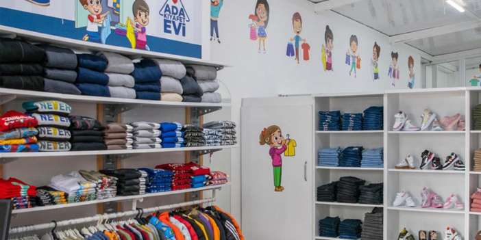 HAYIRSEVERLER İLE ÇOCUKLAR ARASINDAKİ KÖPRÜ: ADA KIYAFET EVİ