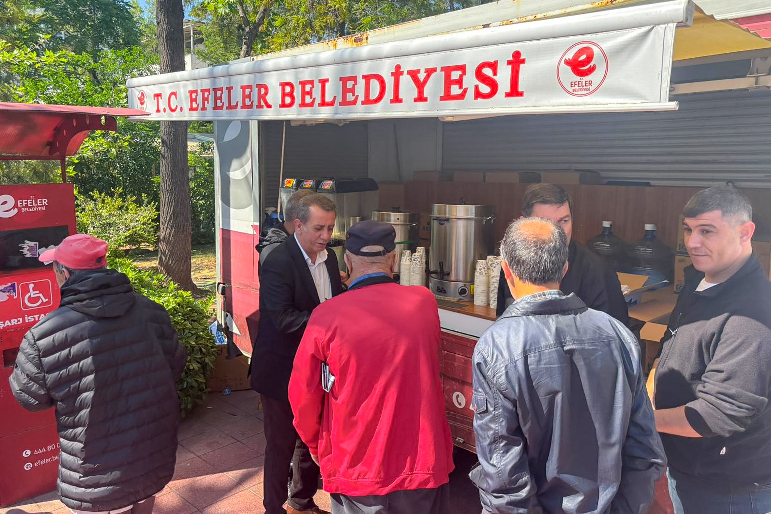 EFELER’İN HALKÇI BAŞKANI ANIL YETİŞKİN’DEN VATANDAŞLARA ÇAY İKRAMI