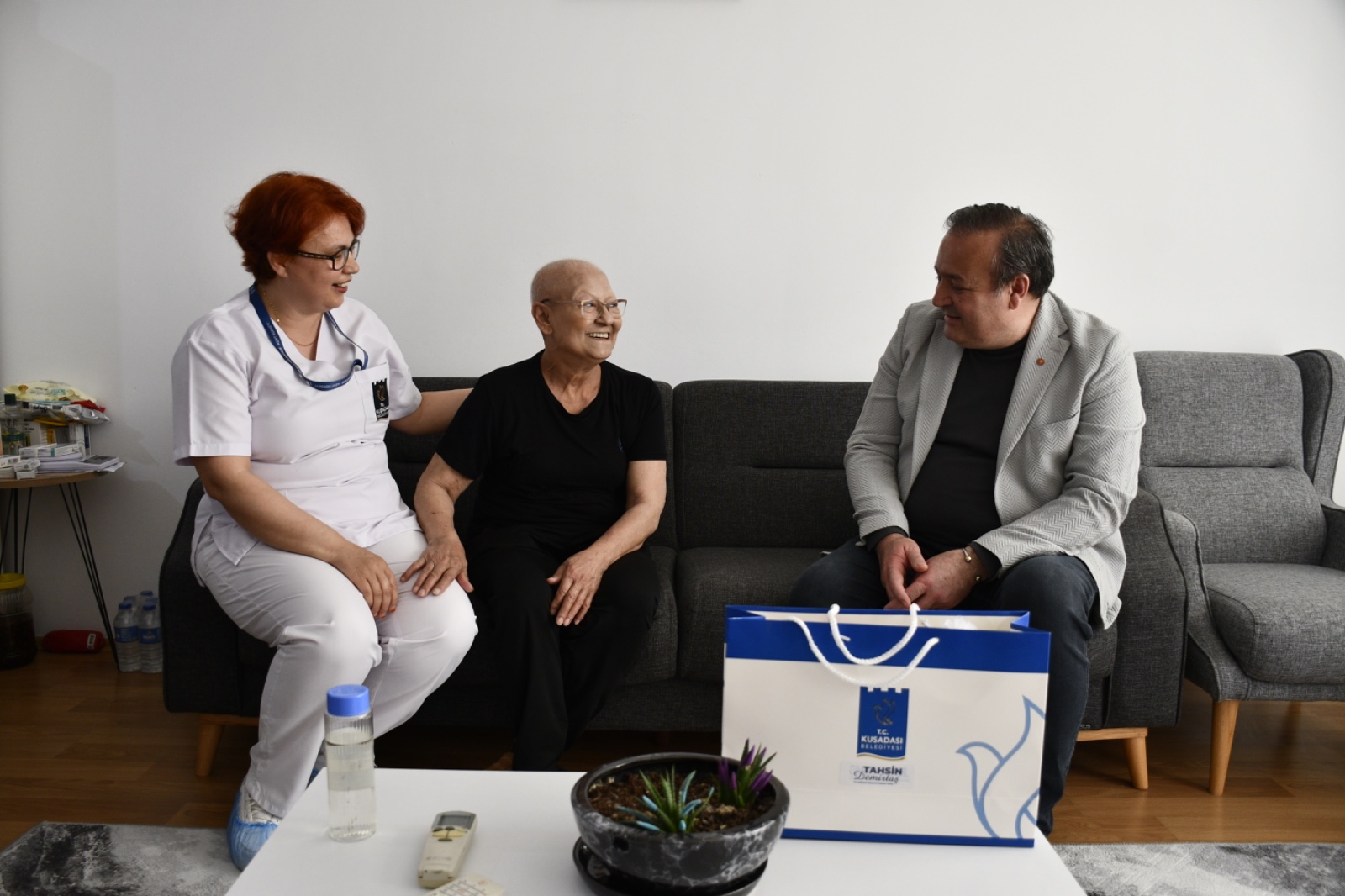 KUŞADASI BELEDİYESİ’NDEN ASIRLIK ÇINARA ANNELER GÜNÜ SÜRPRİZİ