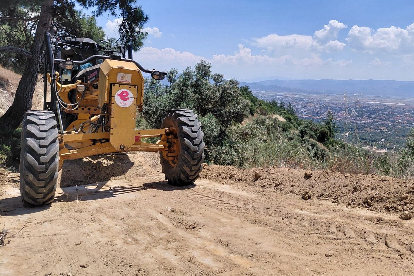 KIRSAL MAHALLELERDE YOL TEMİZLİK VE TESVİYE ATAĞI