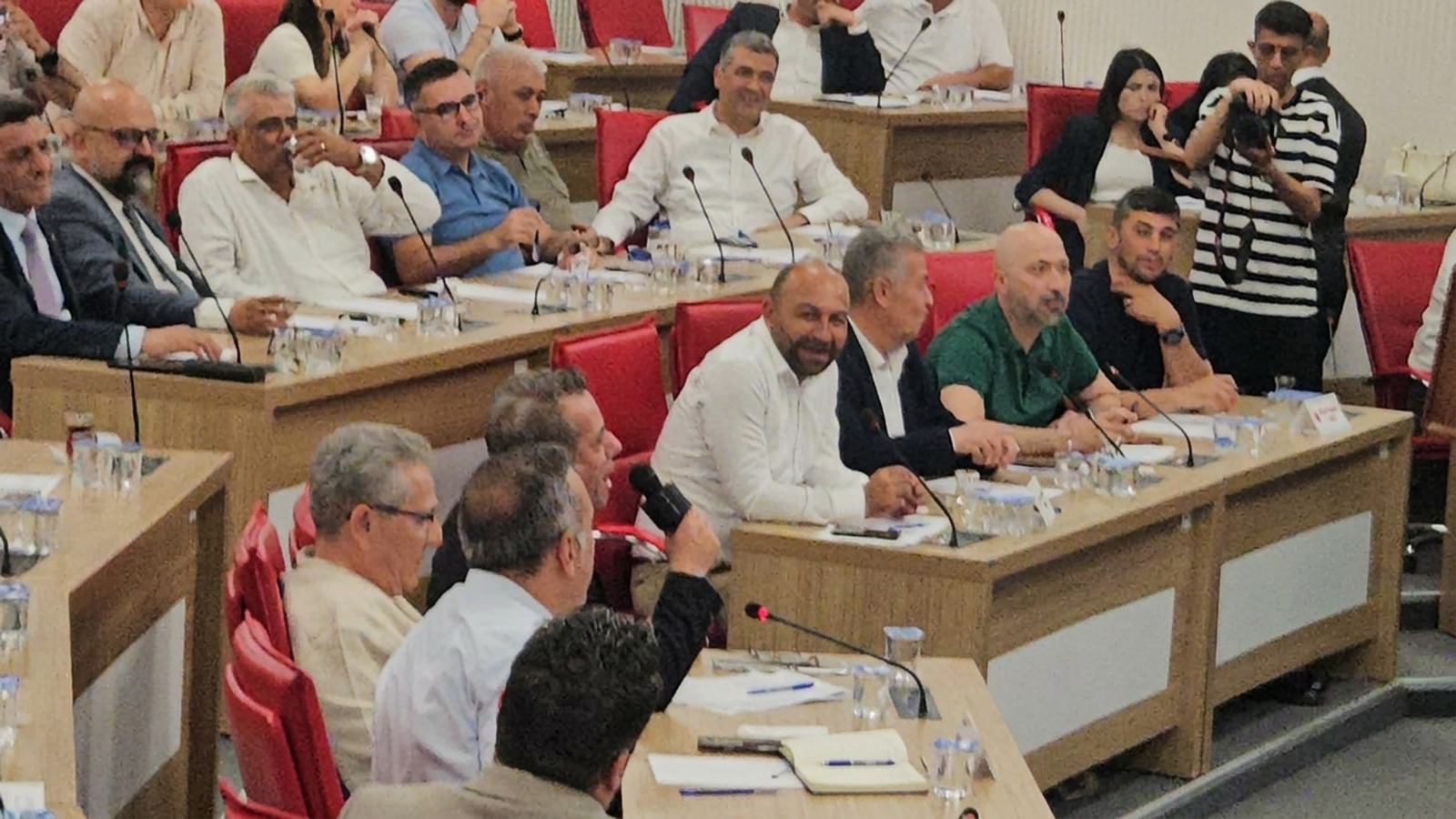 AYDIN BÜYÜKŞEHİR MECLİSİNDE MİKROFON SANSÜRÜ: BURAYI PAVYONA ÇEVİRDİNİZ