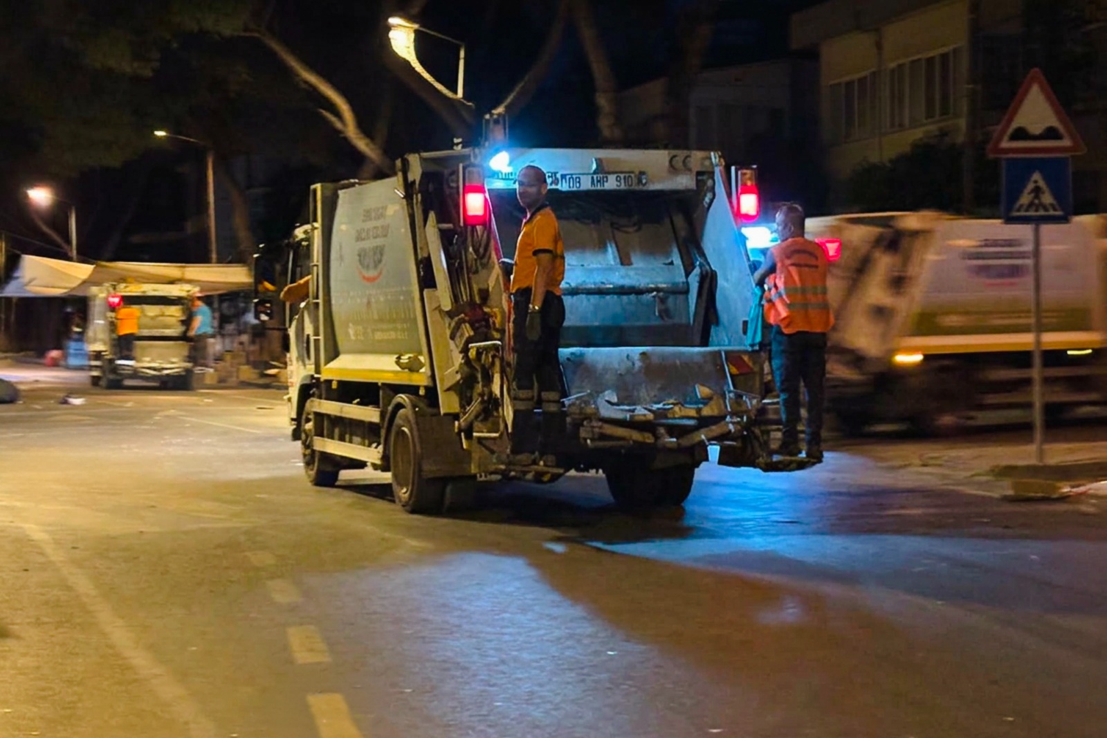 EFELER’DE TEMİZLİK ÇALIŞMALARI ARALIKSIZ SÜRÜYOR