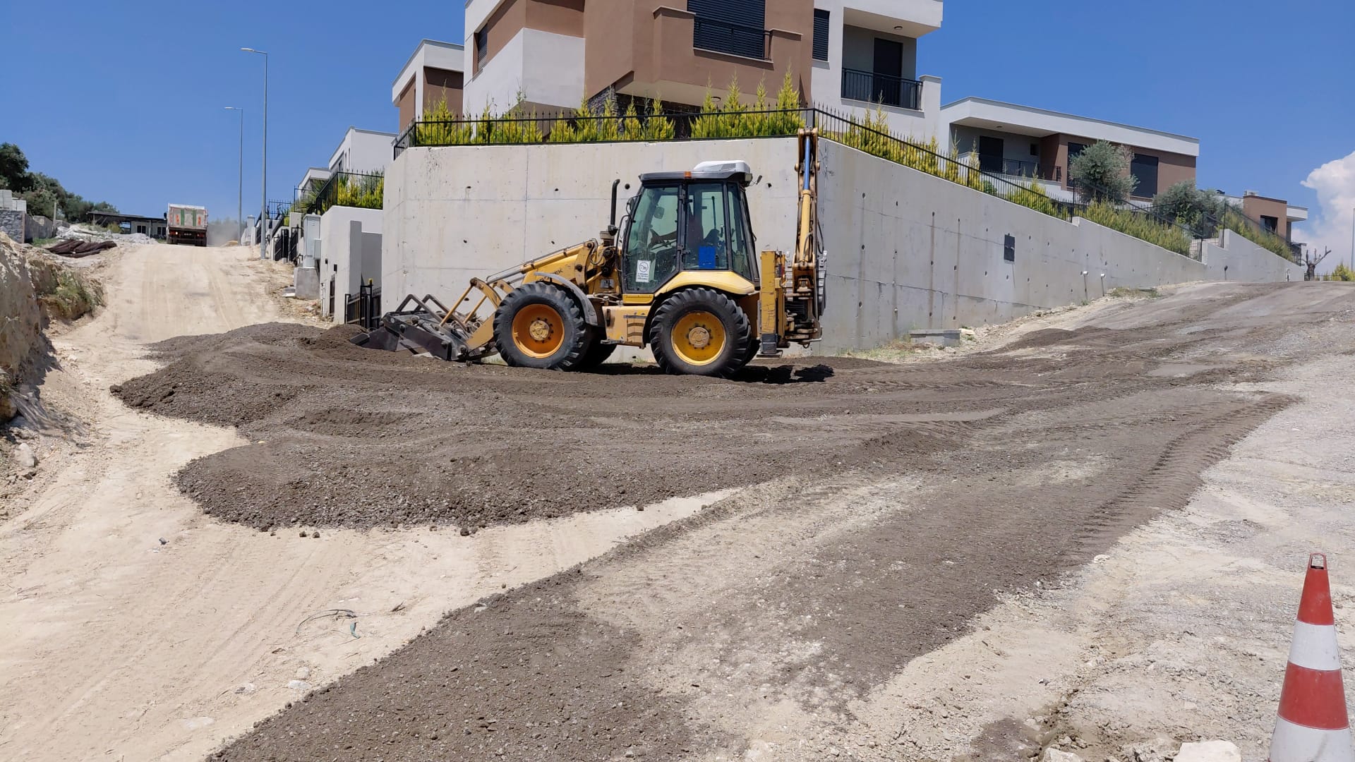 KUŞADASI BELEDİYESİ YOL YAPIM ÇALIŞMALARINA ARALIKSIZ DEVAM EDİYOR