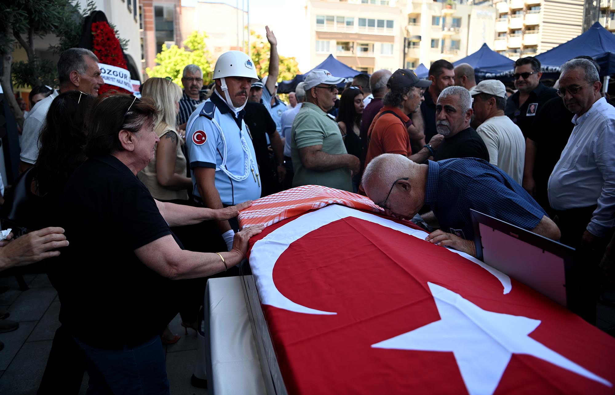 KUŞADASI’NIN ESKİ BELEDİYE BAŞKANI ENGİN BERBEROĞLU SON YOLCULUĞUNA UĞURLANDI