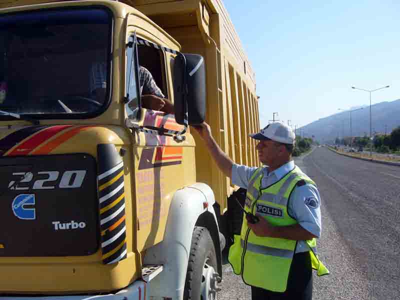 Sıcaklık 40 dereceyi aştı, trafik ekipleri tonaj peşine düştü