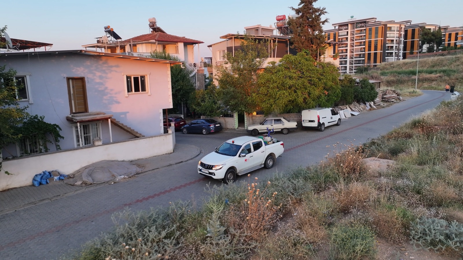 EFELER'DE İLAÇLAMA MESAİSİ HIZ KESMİYOR