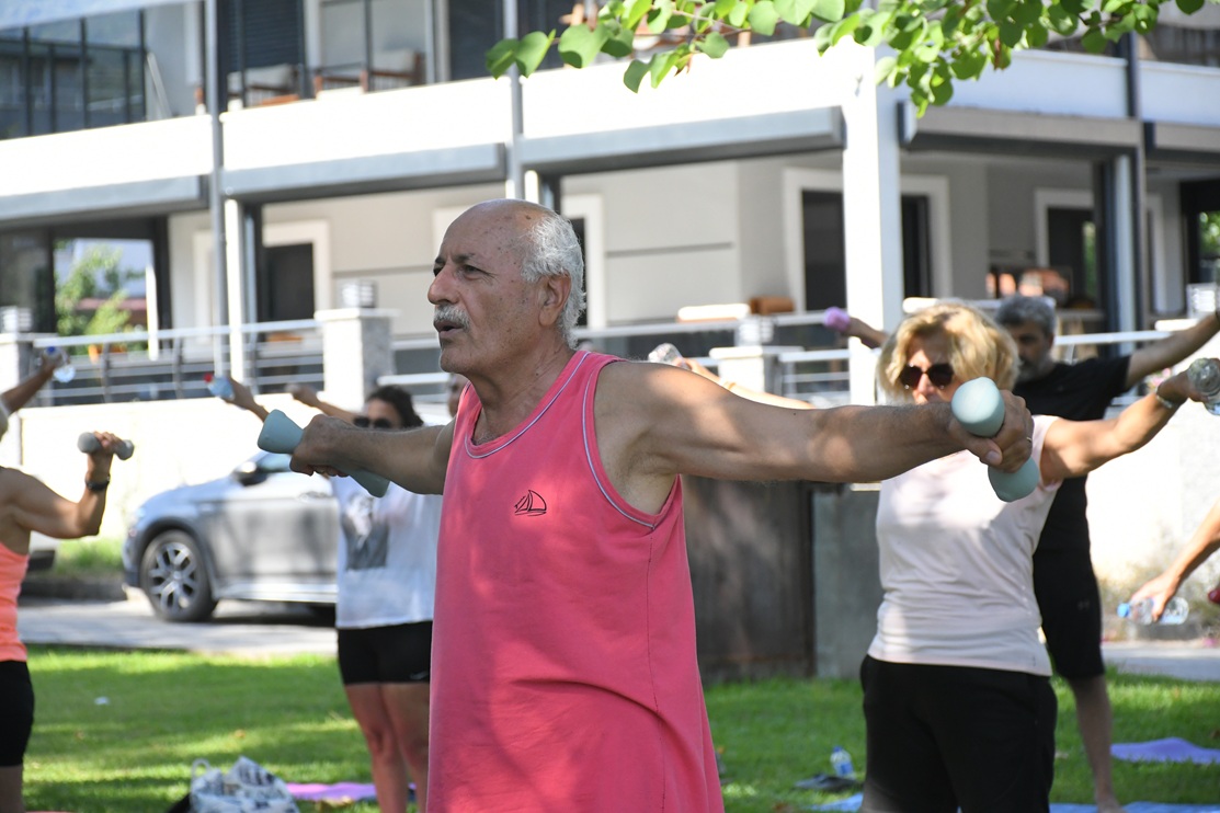 KUŞADASI'NDA HER SABAH SPOR COŞKUSU YAŞANIYOR