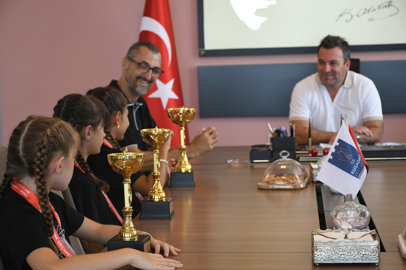 KUŞADASI’NIN GURURU MİNİK JİMNASTİKÇİLERDEN BAŞKAN VEKİLİNE ZİYARET