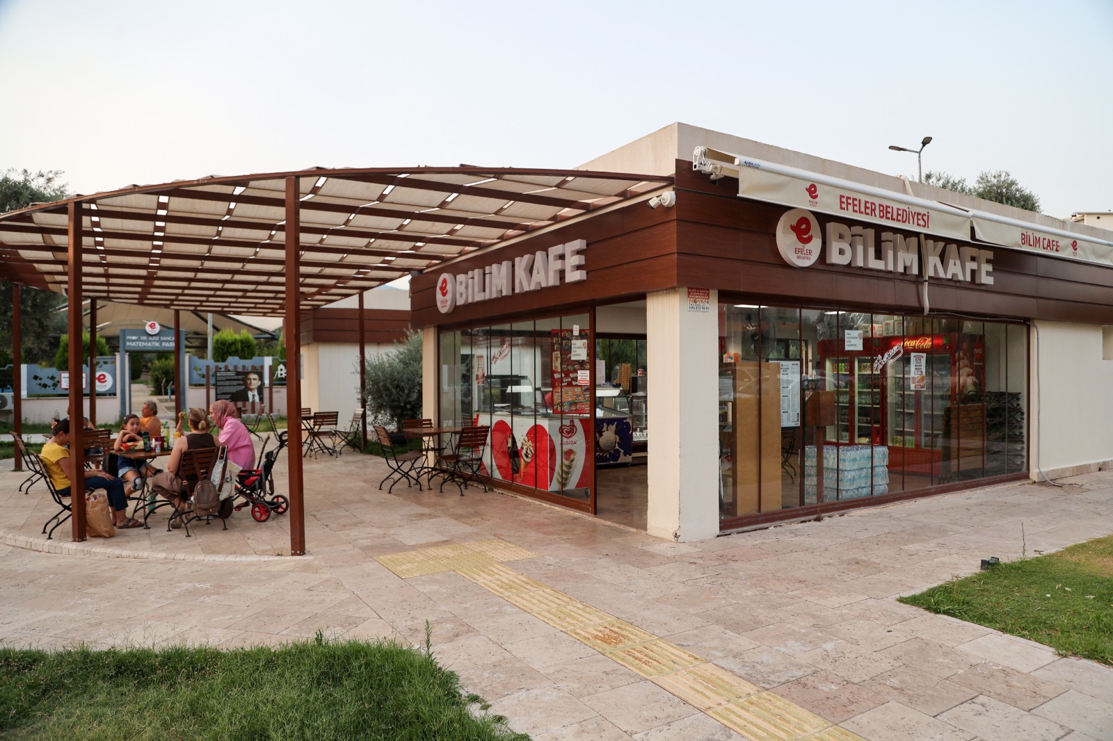 EFELER’İN BİLİM KAFE’Sİ SAAT 23.00’E KADAR MİSAFİRLERİNİ AĞIRLAMAYA BAŞLADI