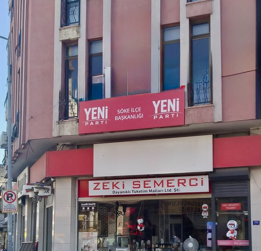 YENİ PARTİ TABELASINI ASAN İLK İLÇE SÖKE OLDU