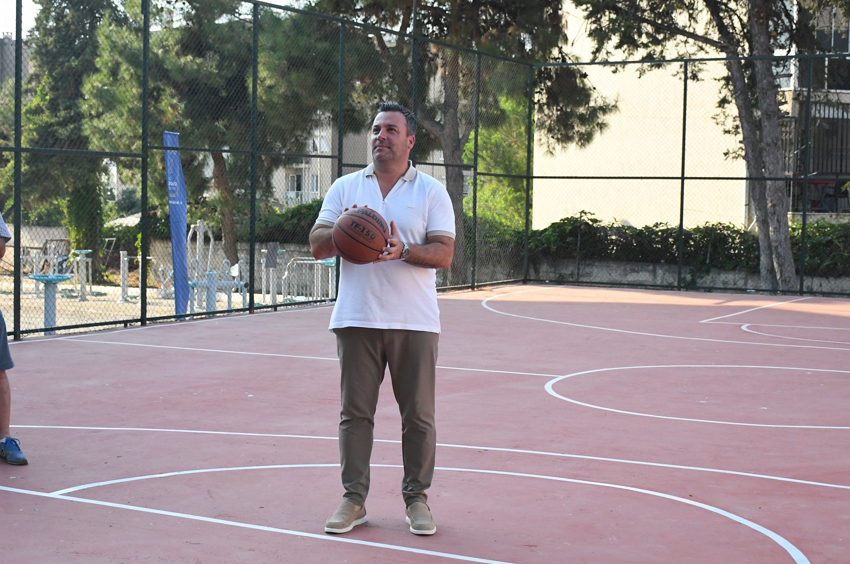 YENİLENEN BASKETBOL SAHASINA EFE İBRİKOĞLU’NUN ADI VERİLDİ