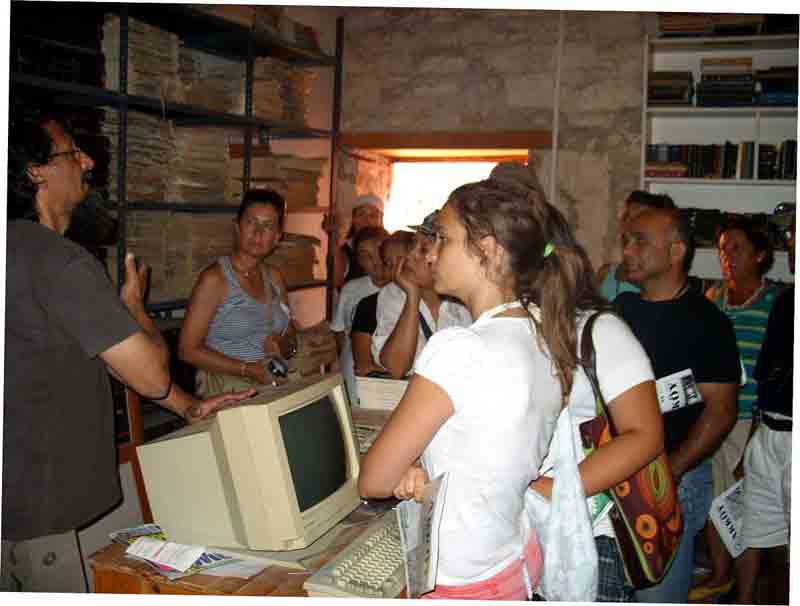 Akköy Kütüphanesi ziyaretçi akınına uğruyor