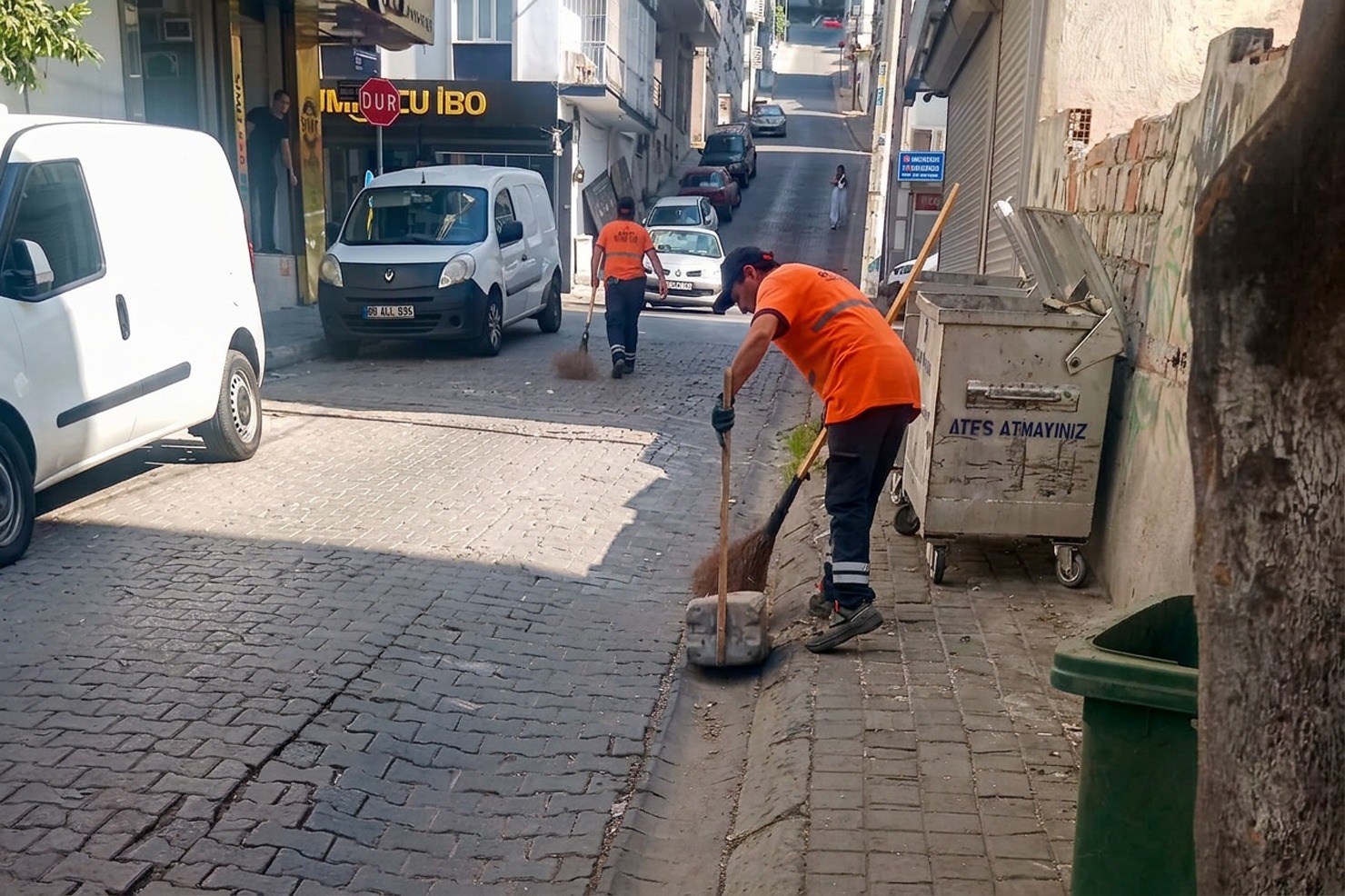 EFELER’DE TEMİZLİK ÇALIŞMALARI MAHALLE MAHALLE SÜRÜYOR