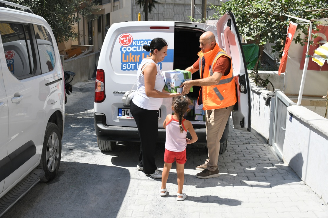 KUŞADASI’NDA ÇOCUKLAR LIKIR LIKIR SÜT İÇMEYE DEVAM EDİYOR